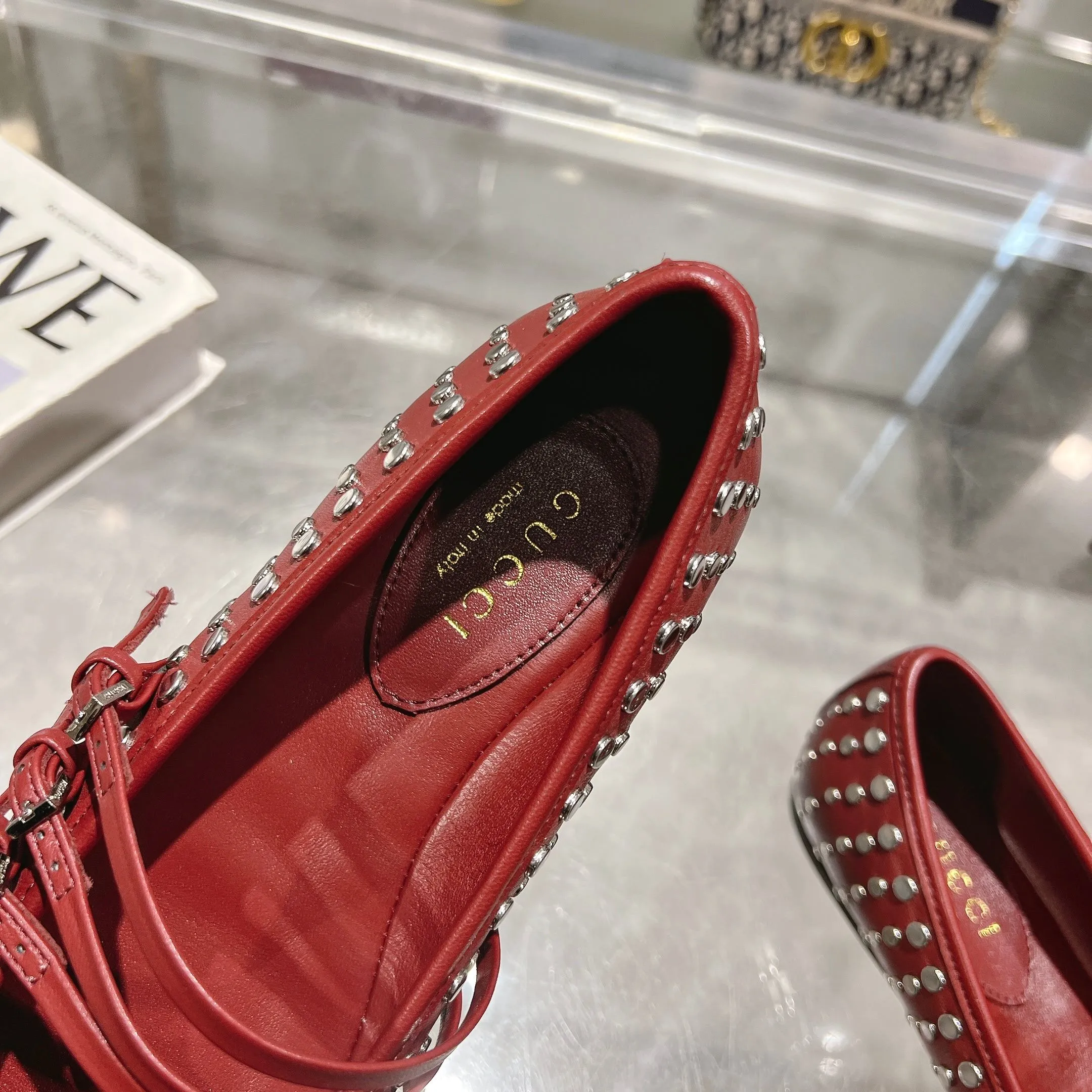 👟👟Ex-factory price 620👟👟 Gucci Horsebit series women's ballet flats. This iconic horsebit ballet flats features a square toe design and elegant bow details, paying tribute to the traditional ballet shoe style. This piece is crafted from Gucci ankh leather and embellished with a light gold-tone horsebit buckle. A 'sacchetto' construction with a soft, padded insole provides a great fit. ✅Size: 35-42 (customized for 40-42) ✅Sole material: Imported Italian genuine leather sole ✅Packaging: Brand new red box packaging